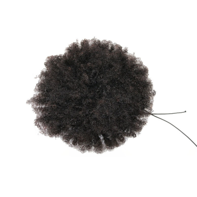 Des cheveux bouclés et bouclés avec des élastiques