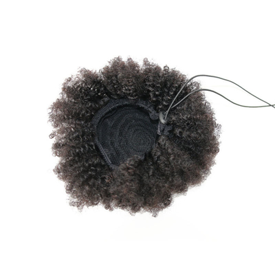 Des cheveux bouclés et bouclés avec des élastiques
