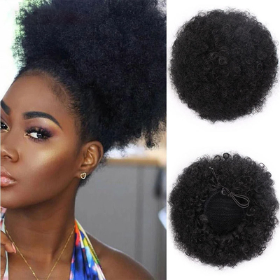 Des cheveux bouclés et bouclés avec des élastiques
