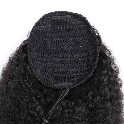 Des cheveux bouclés et bouclés avec des élastiques