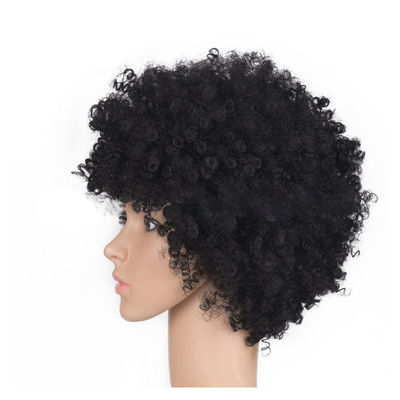 Des cheveux courts, des cheveux bouclés, des perruques ondulées, pour les femmes noires, des perruques aux cheveux rémy, faites à la machine.